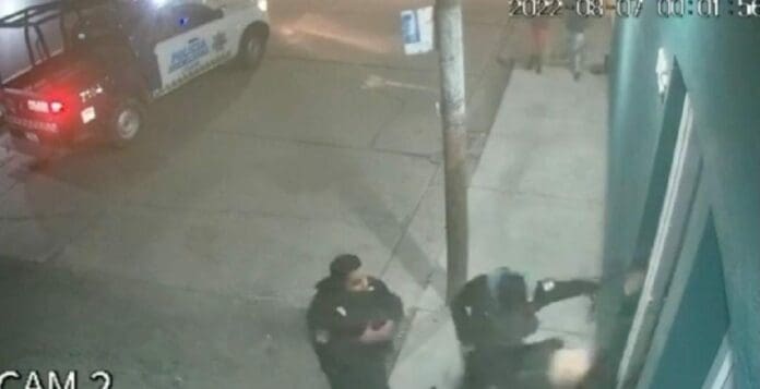 Un policía fue captado cuando azotaba contra el suelo a un mujer en calles de Celaya; otro caso de brutalidad policiaca.