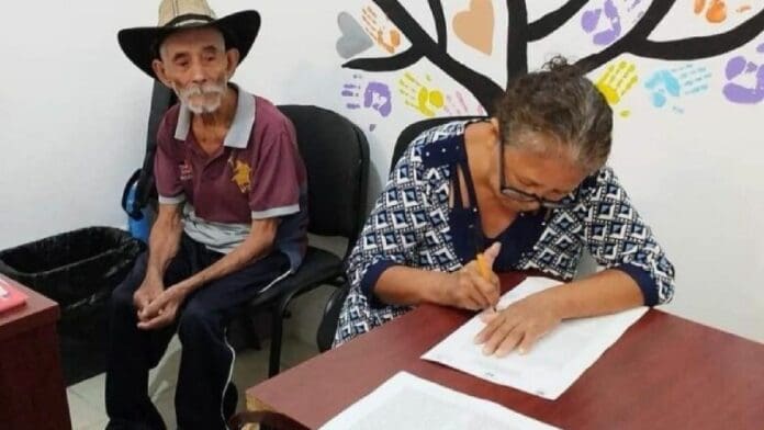 Familia adopta a abuelito de 93 años que vivía en la calle
