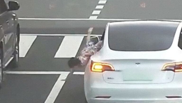 Video: Una niña cae por la ventanilla de un auto y se queda en medio de una carretera en China