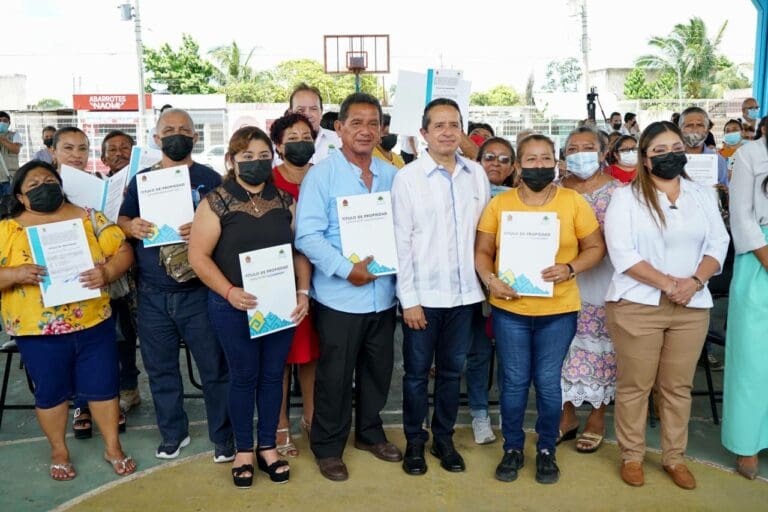 Carlos Joaquín da certeza jurídica a mujeres y hombres que trabajan por el crecimiento económico
