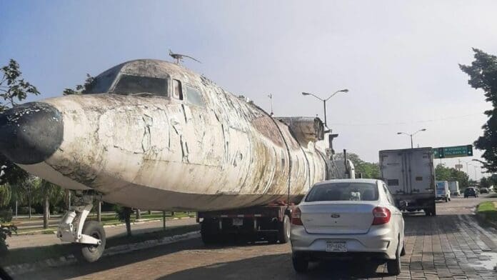 Aparece avión antiguo en las calles de Mérida y provoca sensación