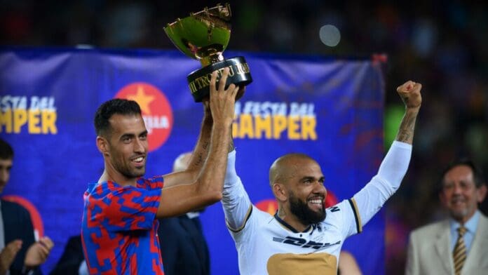 Dani Alves levantó el trofeo Joan Gamper con los blaugrana