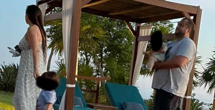 José Ramón López Beltrán, uno de los hijos del presidente fue captado de vacaciones en un lujoso hotel. Obviamente causó polémica.