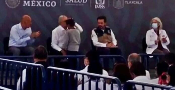 Un niño le pidió ayuda a AMLO en el caso de su padre, quien está preso; el niño y la familia aseguran que el hombre es inocente.