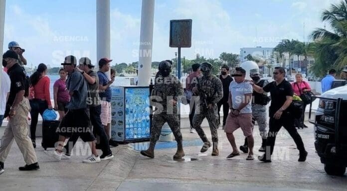Cuatro personas fueron detenidas en Cozumel cuando intentaban darse a la fuga a bordo de un automóvil. Además se les aseguró un arma.