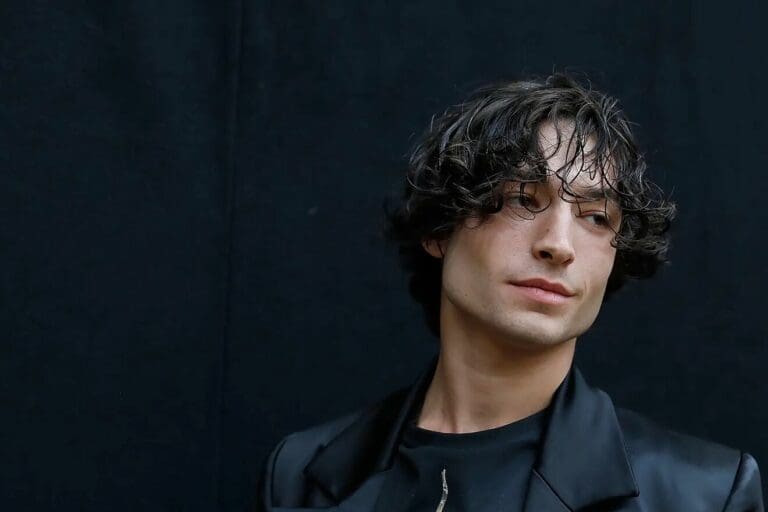 Acusan a Ezra Miller de haber sido líder de un culto