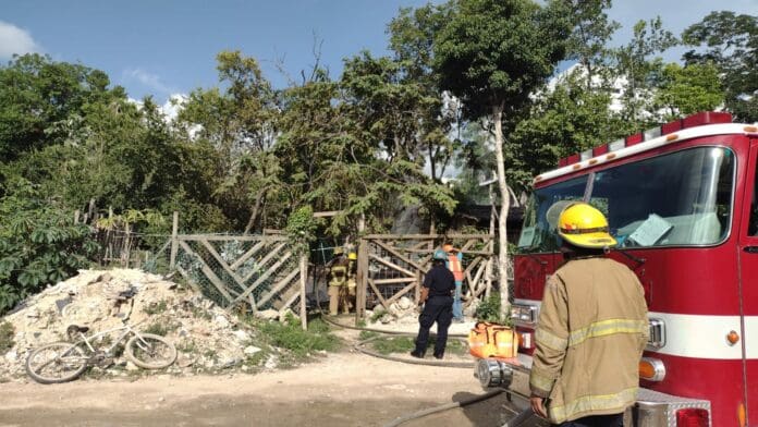 Por corto circuito, se incendia palapa en la colonia irregular 2 de Octubre de Tulum
