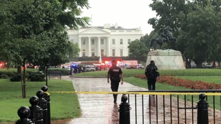 Cae rayo cerca de la Casa Blanca; hay cuatro heridos de gravedad