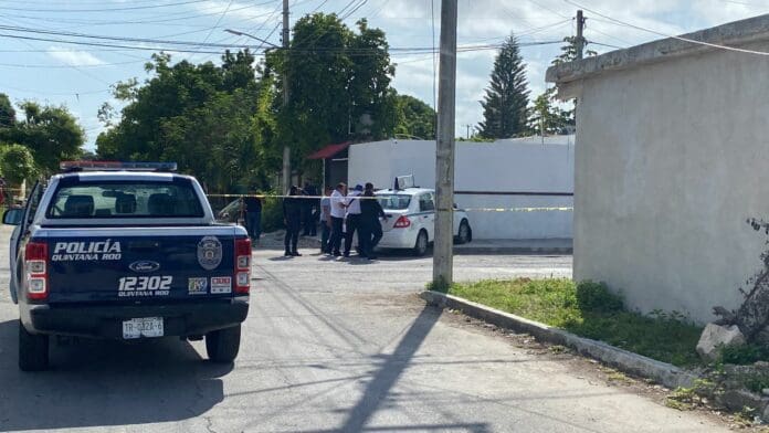 Taxista muere de un aparente paro cardíaco y choca en la Región 232 de Cancún