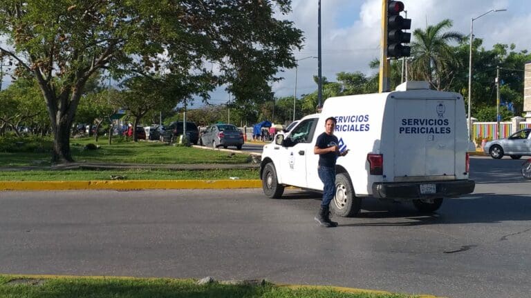 Conductor en presunto estado de ebriedad embiste y mata a motociclista en el distribuidor vial de Cancún