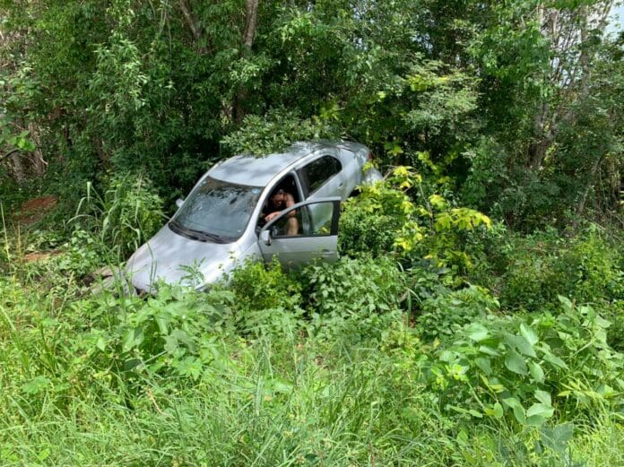 Pareja extranjera se sale de la carretera en José María Morelos y queda ilesa