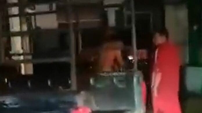 VIDEO: Captan a marino desnudo asfixiando y sometiendo a una mujer