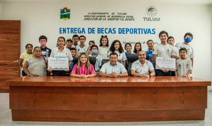 Cumple Marciano Dzul con la entrega de becas deportivas a atletas de Tulum