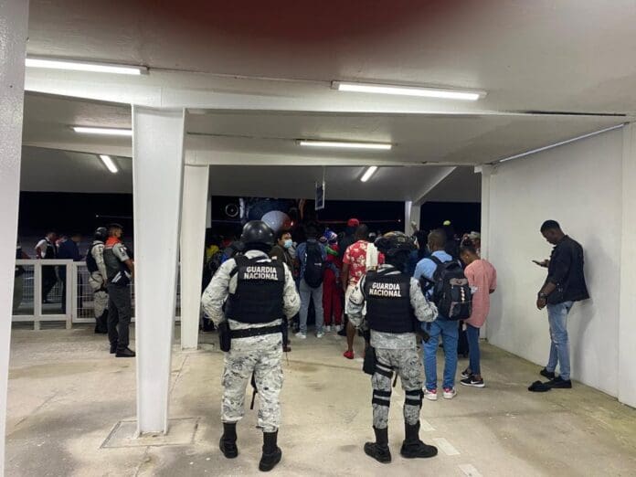 Impiden ingreso a vuelo con 145 personas a Cozumel