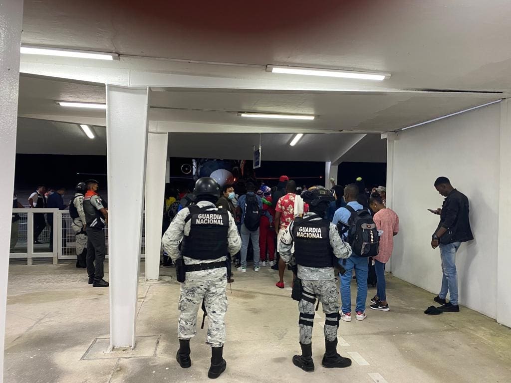 HAY PRESUPUESTO: Rentan vuelo particular de Haití con 145 personas para ingresar a Cozumel, migración los regresa