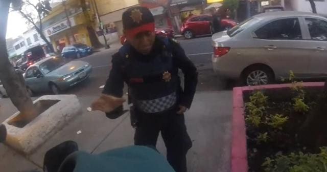 VIDEO: Biker da aventón a policía y persiguen a un ladrón en CDMX