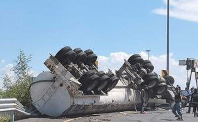 Se vuelca pipa de agua y chofer resulta prensado en Juárez