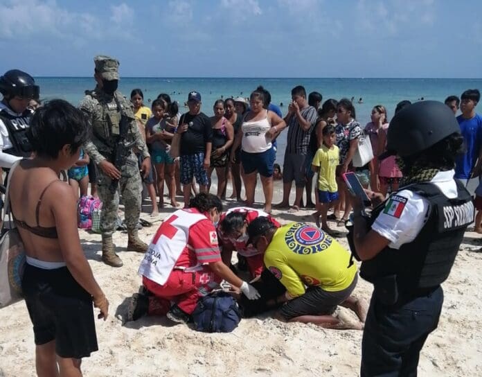 Salvan a adolescente de ahogarse en Playa del Carmen
