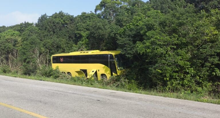 Chofer abandona a turistas tras volcar autobús en la carretera Felipe Carrillo Puerto-Tulum