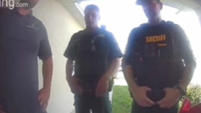 Un pequeño error: Policías se equivocan y casi desalojan una casa que no es