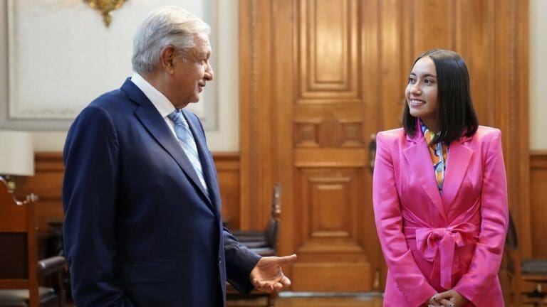 AMLO se reúne con Echazarreta, primera mexicana en ir al espacio