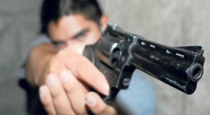 Durante una riña estudiantil un menor de edad sacó un arma; el momento fue grabado; las autoridades intervinieron en el caso.