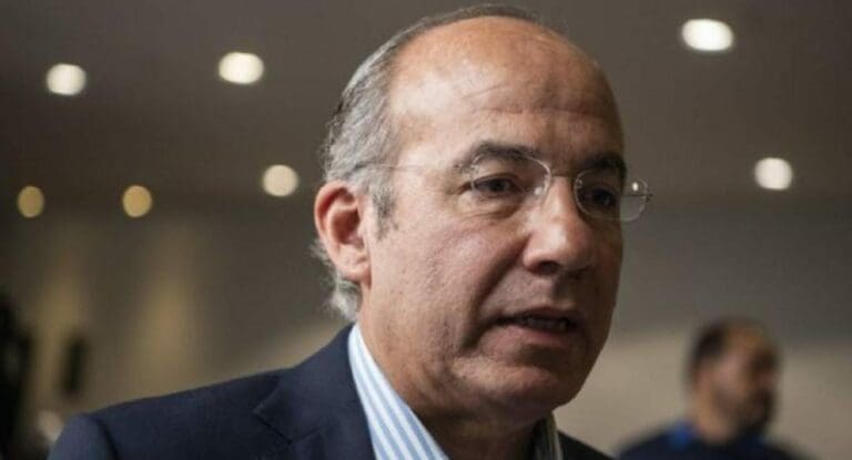 Felipe Calderón pide que les “arrojen libros” a los militantes de Morena