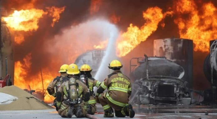 Se ha registrado un nuevo incendio en Nuevo León; esta vez se está quemando el parque industrial Mitras. Ya se trabaja para contenerlo.