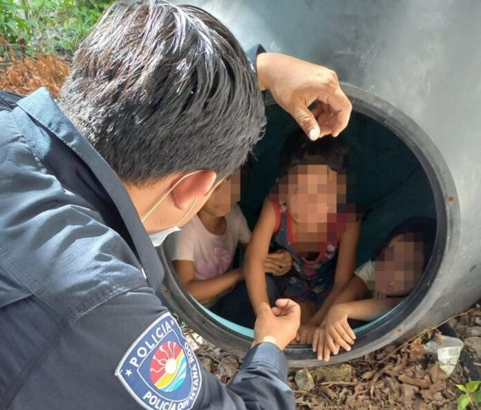 Resguardan policías a tres hermanitos abandonados en Cancún