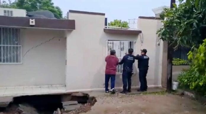Se formó un socavón en Sonora y se comenzó a hundir una vivienda. Una pareja quedó atrapada al interior pero fue rescatada.