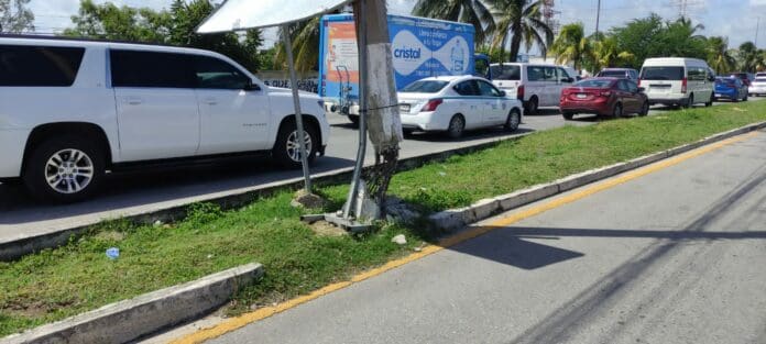 Poste a punto de caer pone en alerta a automovilistas en el Bulevar Playa del Carmen