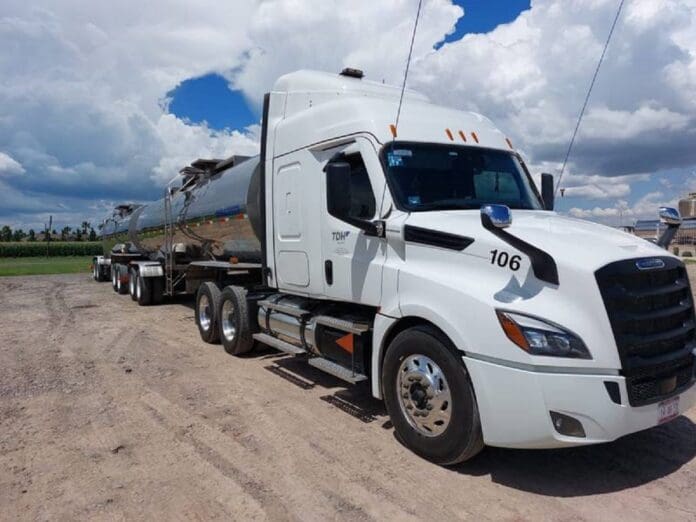 Menonitas de Chihuahua envían pipa para acarreo a Nuevo León