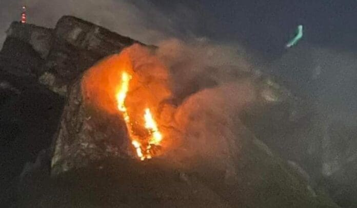 Un incendio inició la noche de este domingo en el Cerro de la Silla; rescatistas ya trabajan desde hace horas para controlarlo.