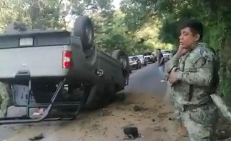 Marinos que fungen como escoltas de la gobernadora de Colima se volcaron cuando circulaban sobre una carretera de esa entidad.