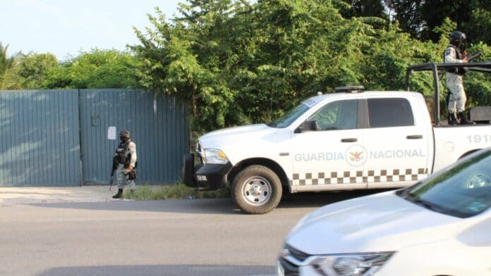 Detienen a cinco personas y aseguran más de 100 kilos de marihuana, armas y vehículos, en Playa del Carmen