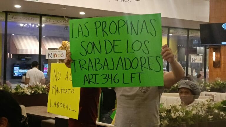 ¿Protesta armada por la CROC? Se manifiestan empleados de La Casa de los Abuelos en Playa del Carmen