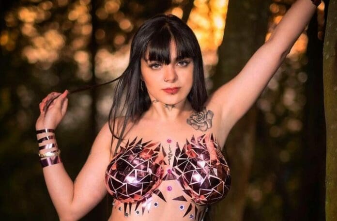 Karely Ruiz hizo dos publicaciones en las que dejó entrever que le gustan mucho las chicas. Sus seguidores opinaron al respecto.