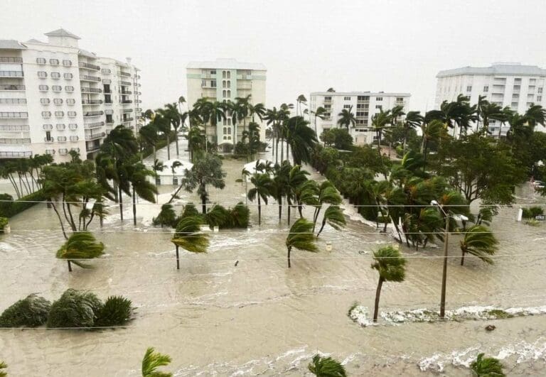 ‘Ian’ se degrada y se convierte en tormenta tropical; continúa en Florida