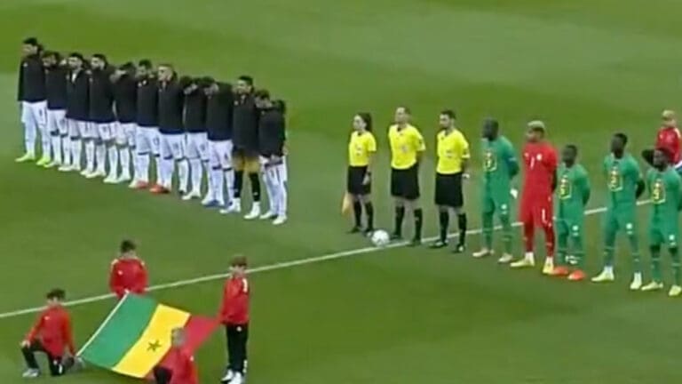 Futbolistas de Irán taparon el escudo de sus camisetas en juego ante Senegal