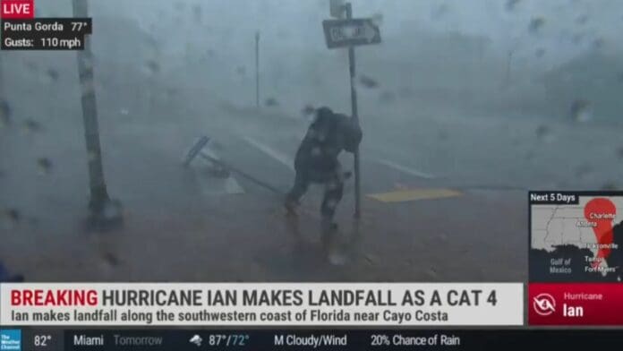 VIDEO: Las ráfagas del huracán Ian arrastran a reportero mientras estaba en vivo