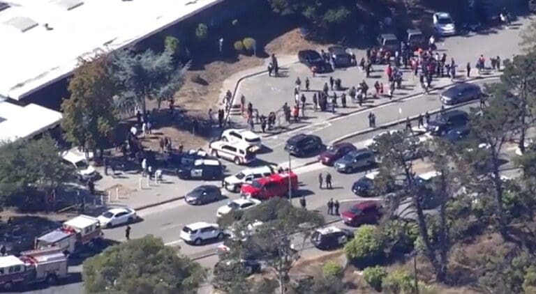 Registran tiroteo en escuela de East Oakland, California; hay múltiples heridos