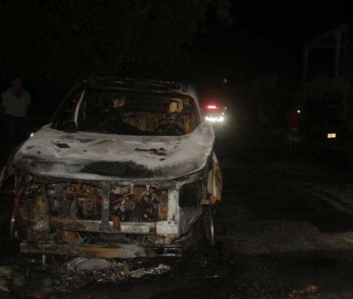 Incendian dos vehículos en Cancún 