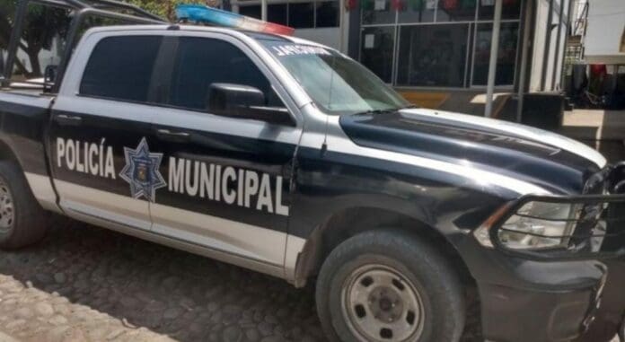 Durante el asalto a una tienda de abarrotes, uno de los ladrones le disparó a un policía, tras lo cual el uniformado perdió la vida.