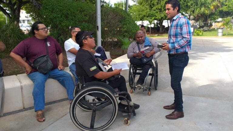 Mototaxistas con discapacidad se manifiestan en Cancún para denunciar cobro de ‘derecho de piso’ 