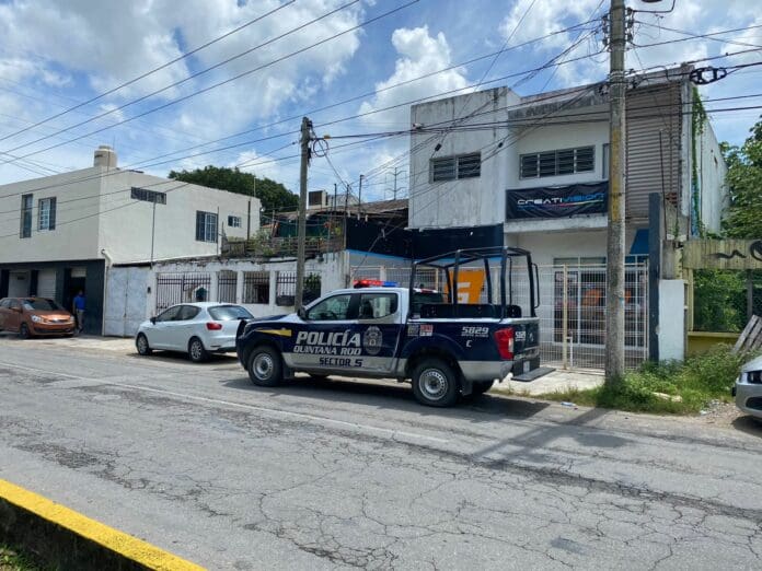 Choca patrulla contra combi y deja una pasajera lesionada en la avenida Andrés Quintana Roo de Cancún 