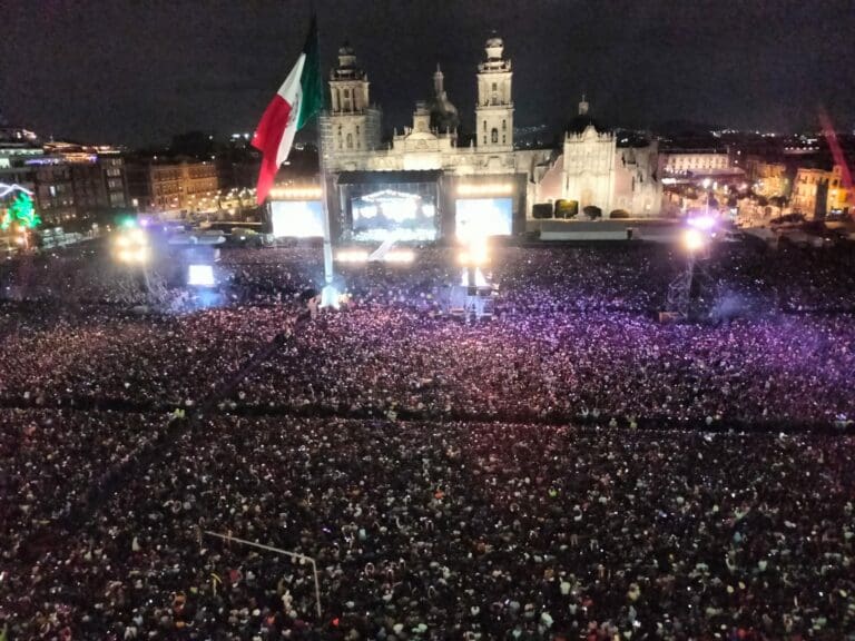 Grupo Firme rompe récord en el Zócalo de la CDMX; asisten 280 mil personas