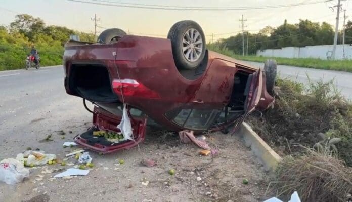 Vuelca automóvil en el tramo carretero Tulum-Playa del Carmen; hay tres lesionados 