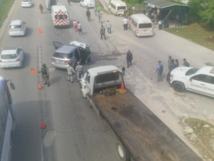 Deja seis lesionados aparatosa carambola entre camioneta y dos combis de transporte foráneo en Tulum