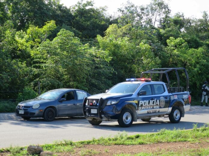 Abandonan automóvil con dos cuerpos en su interior 