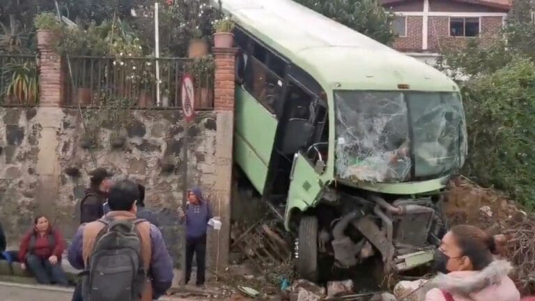 Accidente de microbús en Tlalpan; Dejó más de 30 personas lesionadas